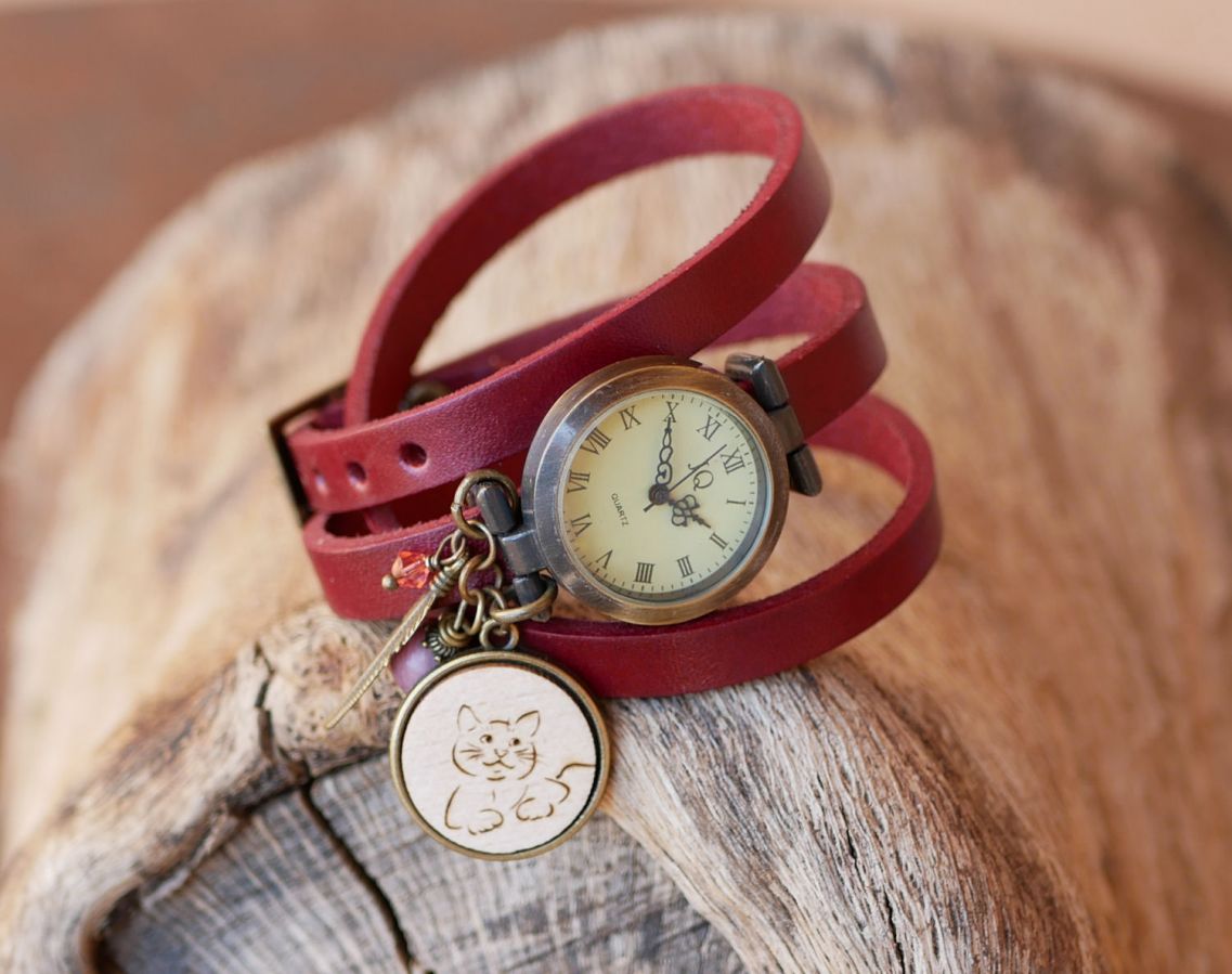 Läderarmband klocka med träcabochon som ska graveras