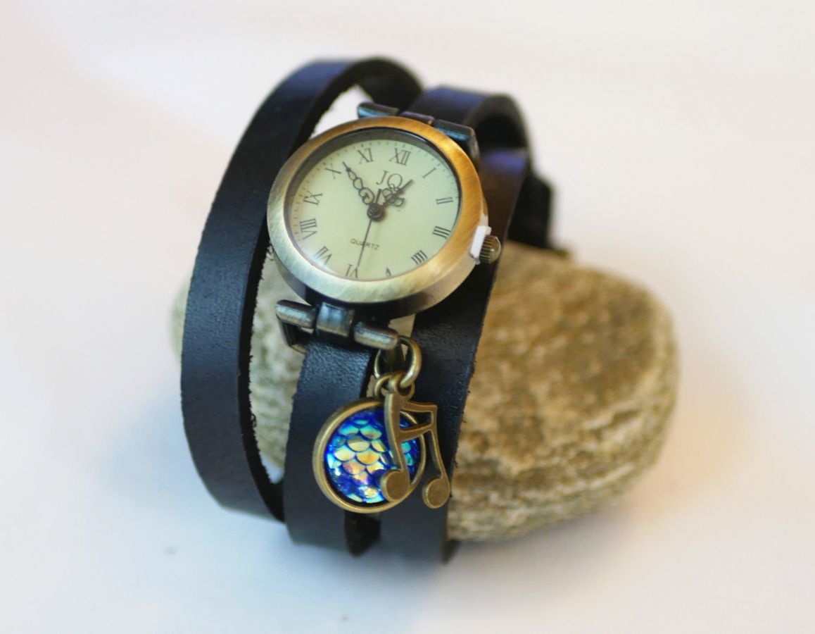 Läderarmband klocka med blå skalor cabochon