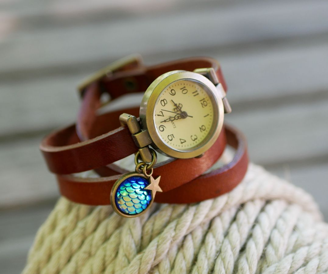 Läderarmband klocka med blå skalor cabochon