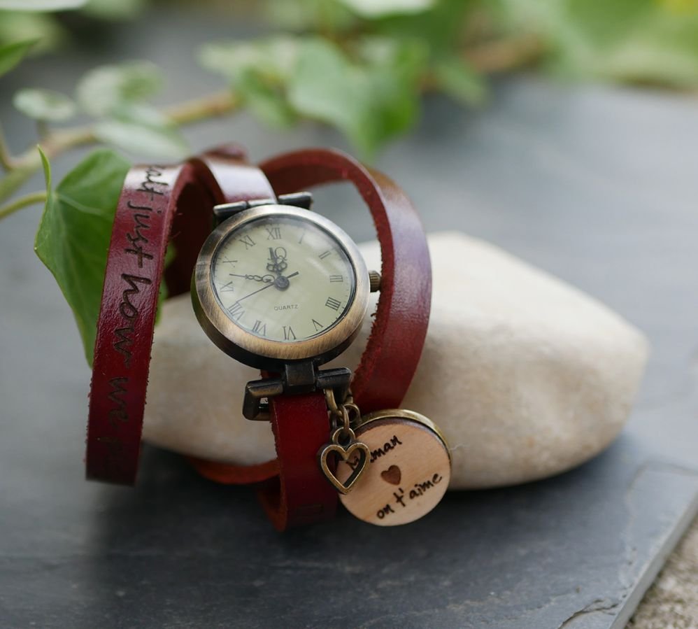 Läderarmband klocka med träcabochon som ska graveras