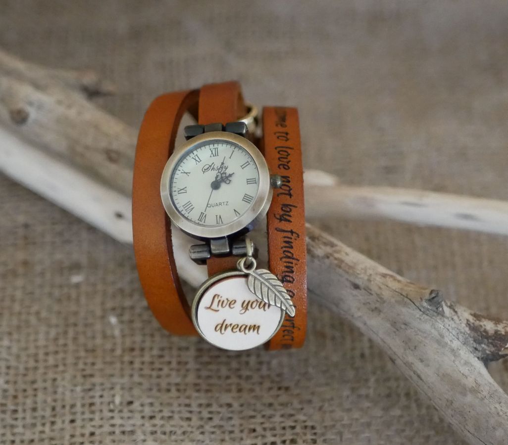 Läderarmband klocka med träcabochon som ska graveras