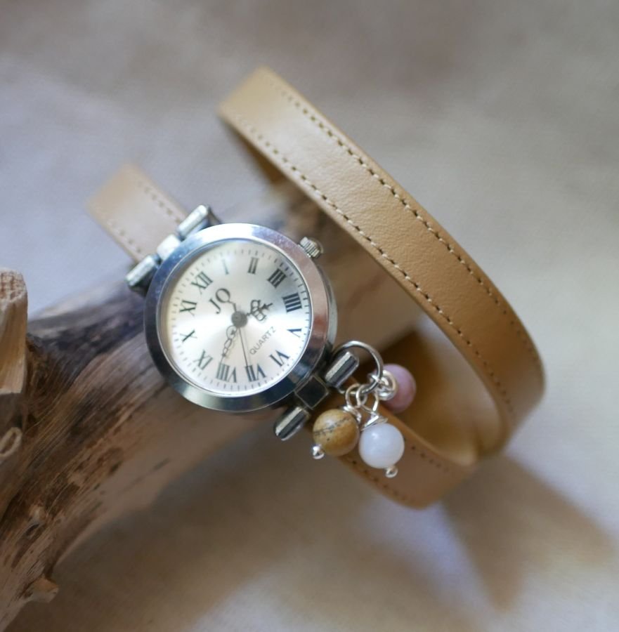 Läderarmband klocka med kamelfärgade pärlor
