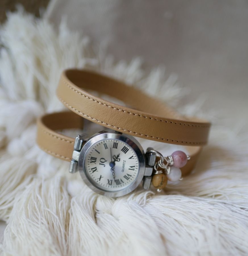 Läderarmband klocka med kamelfärgade pärlor