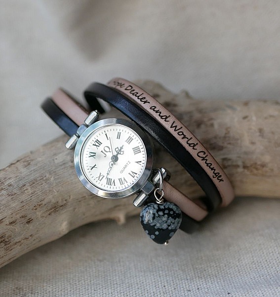 Klockan med dubbel l&auml;derrem och hj&auml;rta av obsidiansten, f&auml;rgerna kan anpassas 