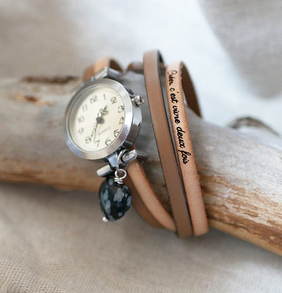 Klockan med dubbel l&auml;derrem och hj&auml;rta av obsidiansten, f&auml;rgerna kan anpassas 