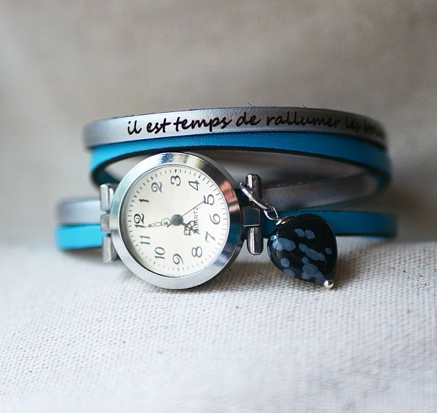 Klockan med dubbel l&auml;derrem och hj&auml;rta av obsidiansten, f&auml;rgerna kan anpassas 