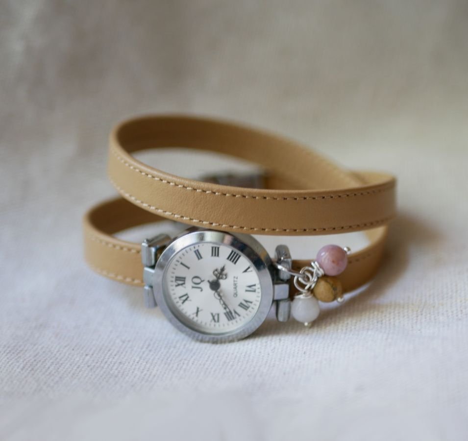 Läderarmband klocka med kamelfärgade pärlor