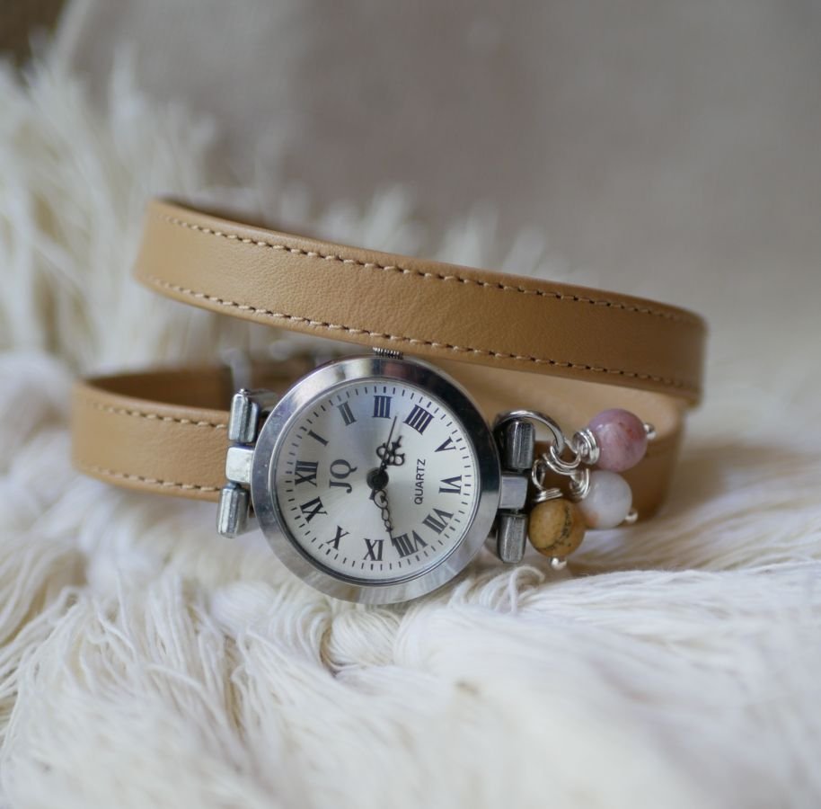 Läderarmband klocka med kamelfärgade pärlor