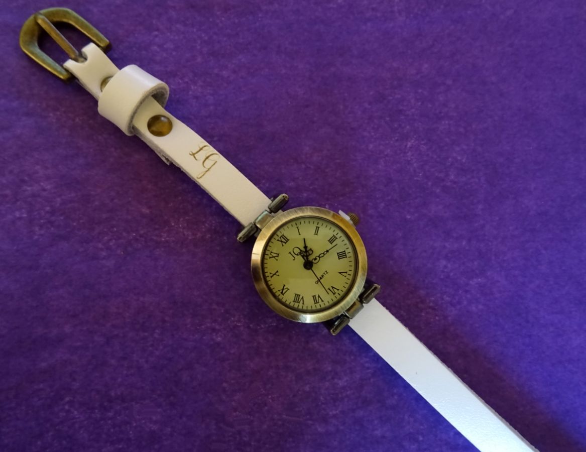 Läderarmbandklocka med ingraverade initialer
