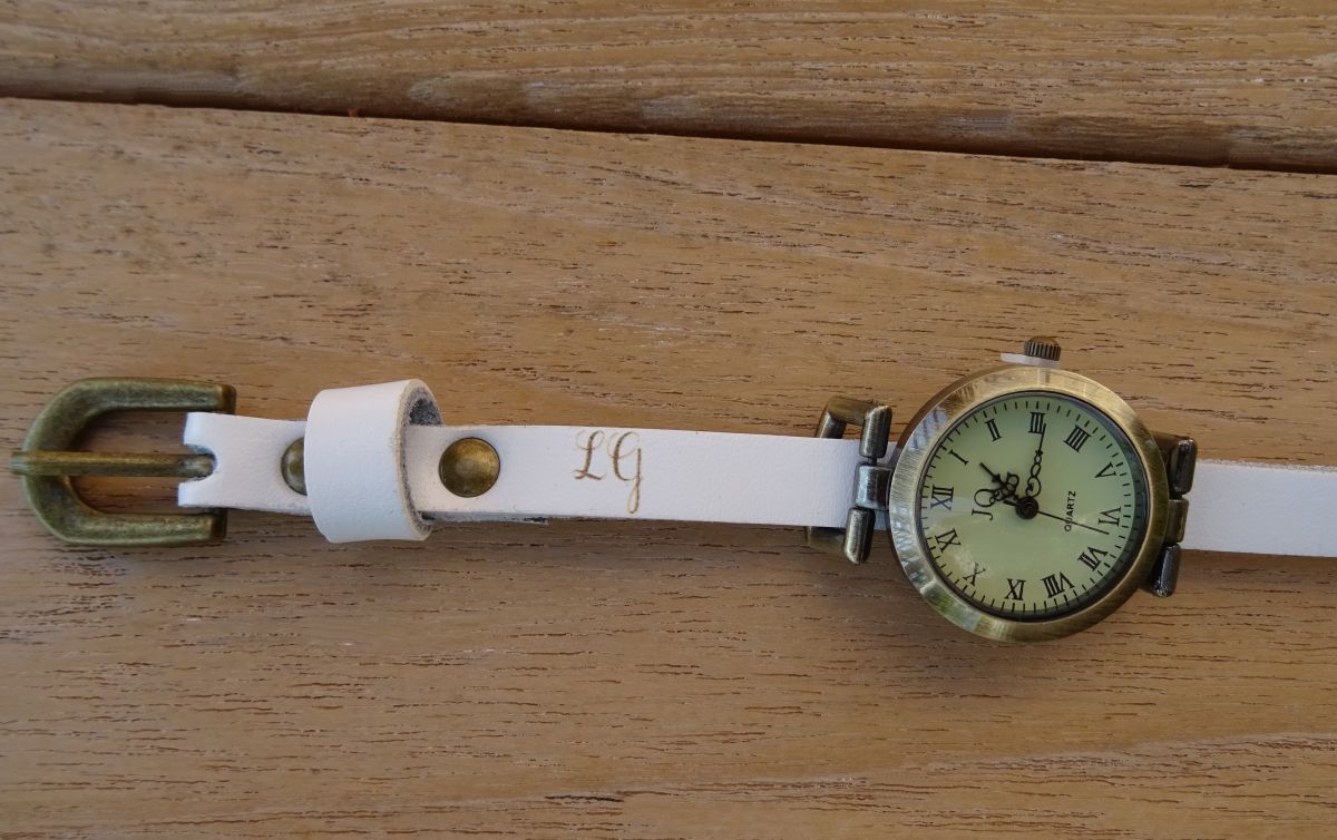 Läderarmbandklocka med ingraverade initialer
