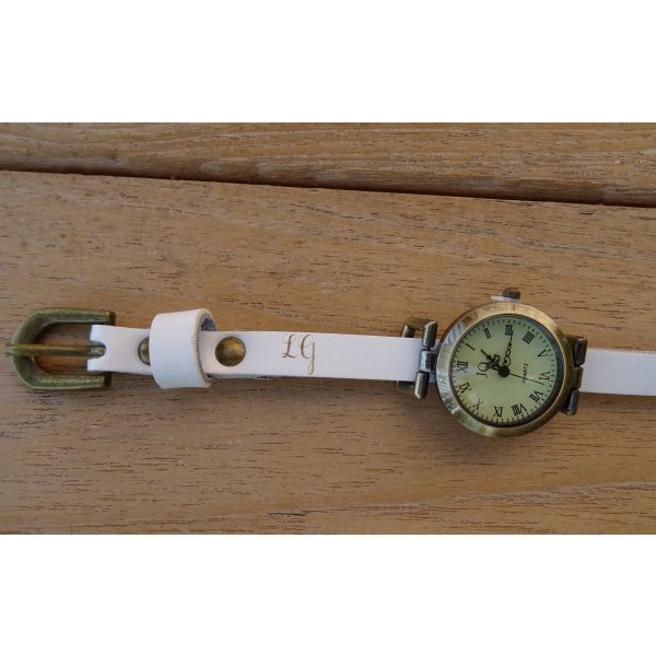 Läderarmbandklocka med ingraverade initialer
