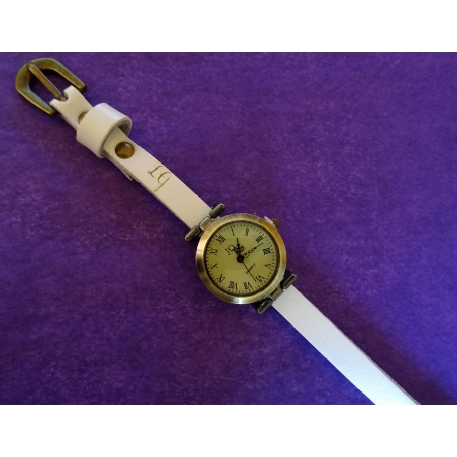 Läderarmbandklocka med ingraverade initialer