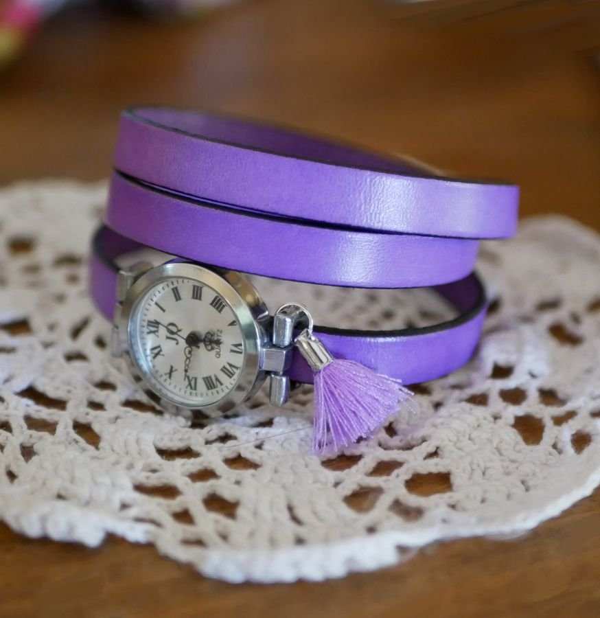 Läderarmband klocka lila 2 eller 3 rundor med pompom