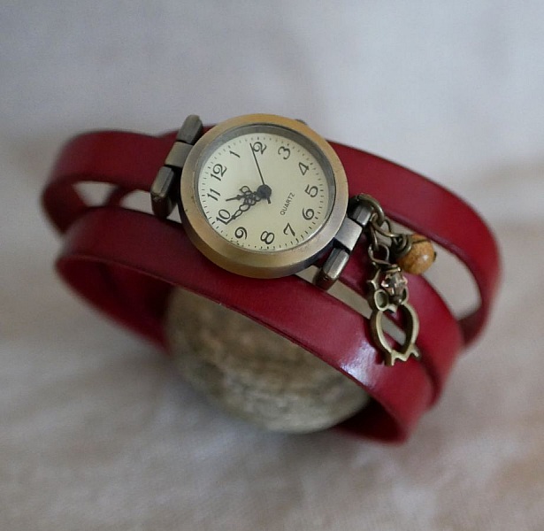 Montre bracelet rouge multi-tours avec perle et pendentif fantaisie.