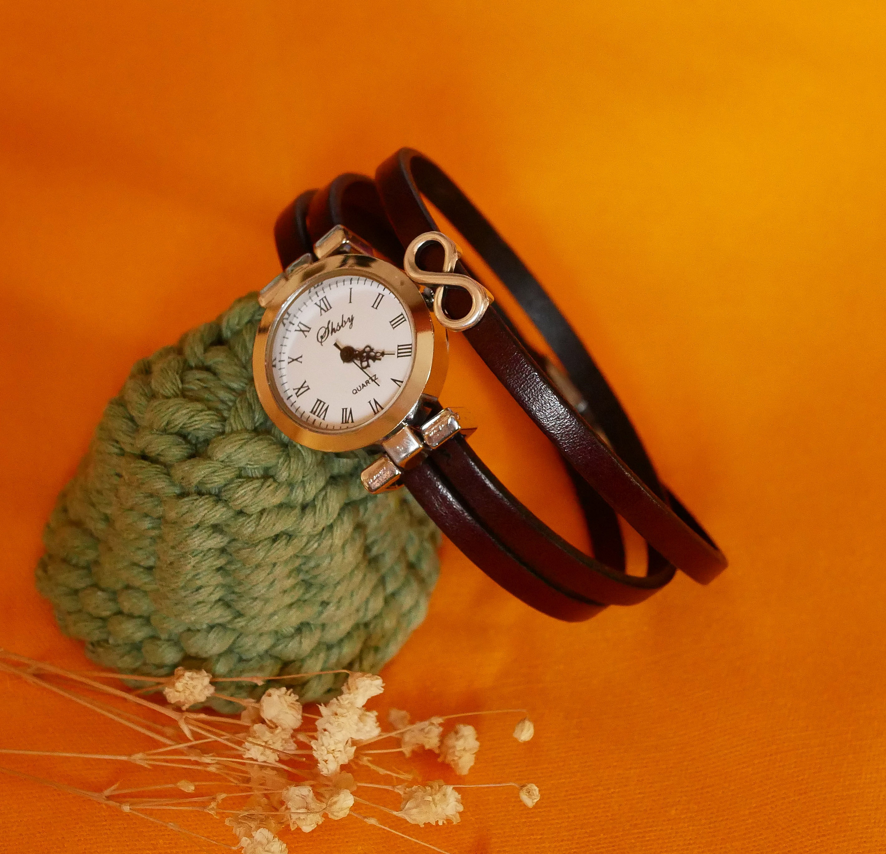 Klocka med 3-drevs l&auml;derarmband och silverf&auml;rgad urtavla 