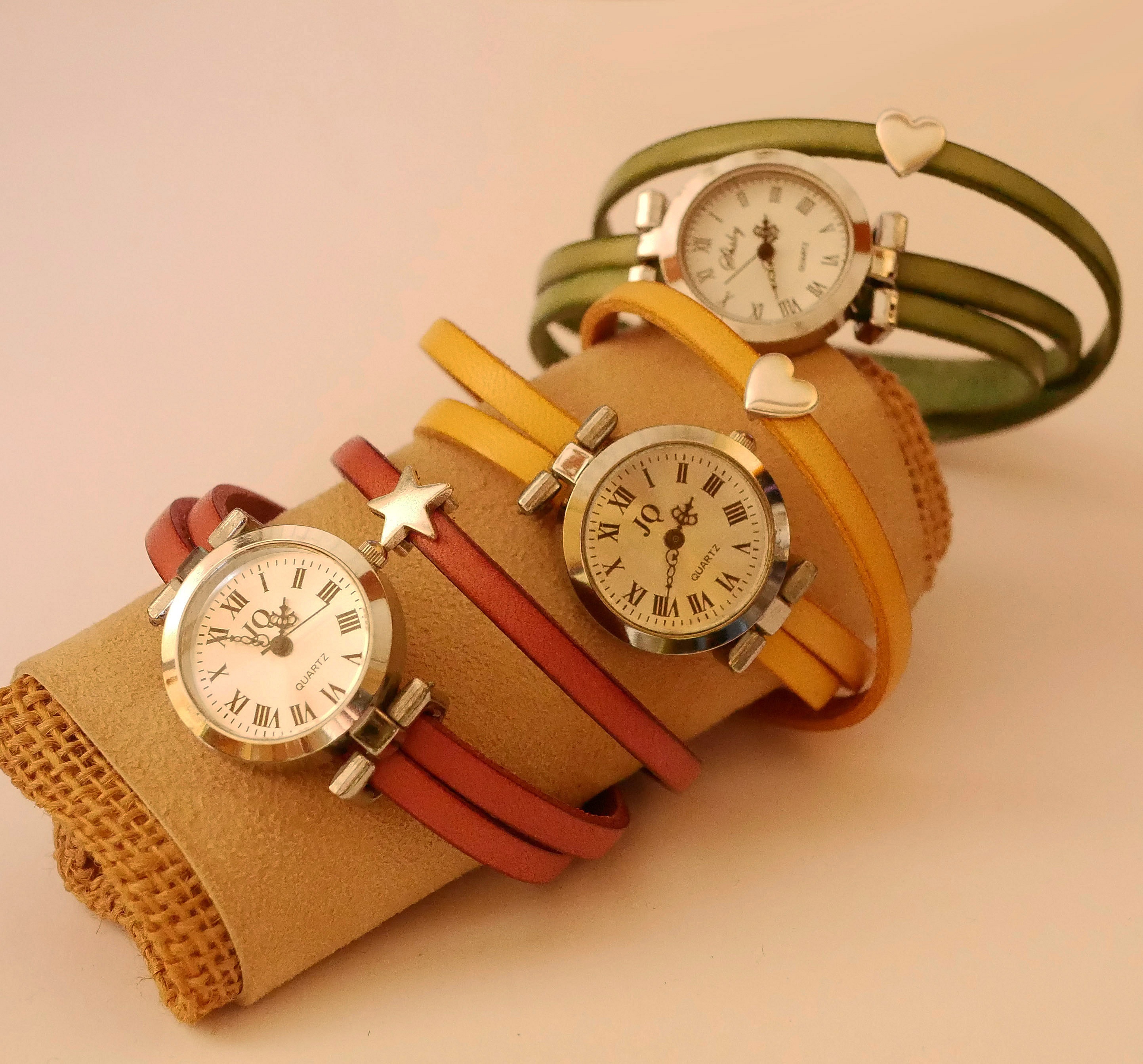 Klocka med 3-drevs l&auml;derarmband och silverf&auml;rgad urtavla 