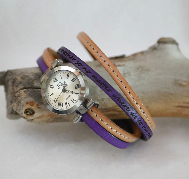 Klockan har dubbel l&auml;derrem med naturliga s&ouml;mmar och en andra f&auml;rg som du kan v&auml;lja att personifiera 