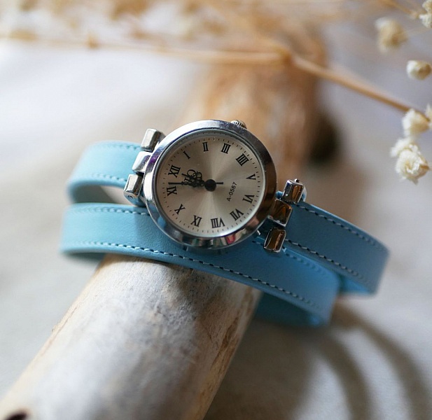 Sky blue double tour l&auml;derklocka