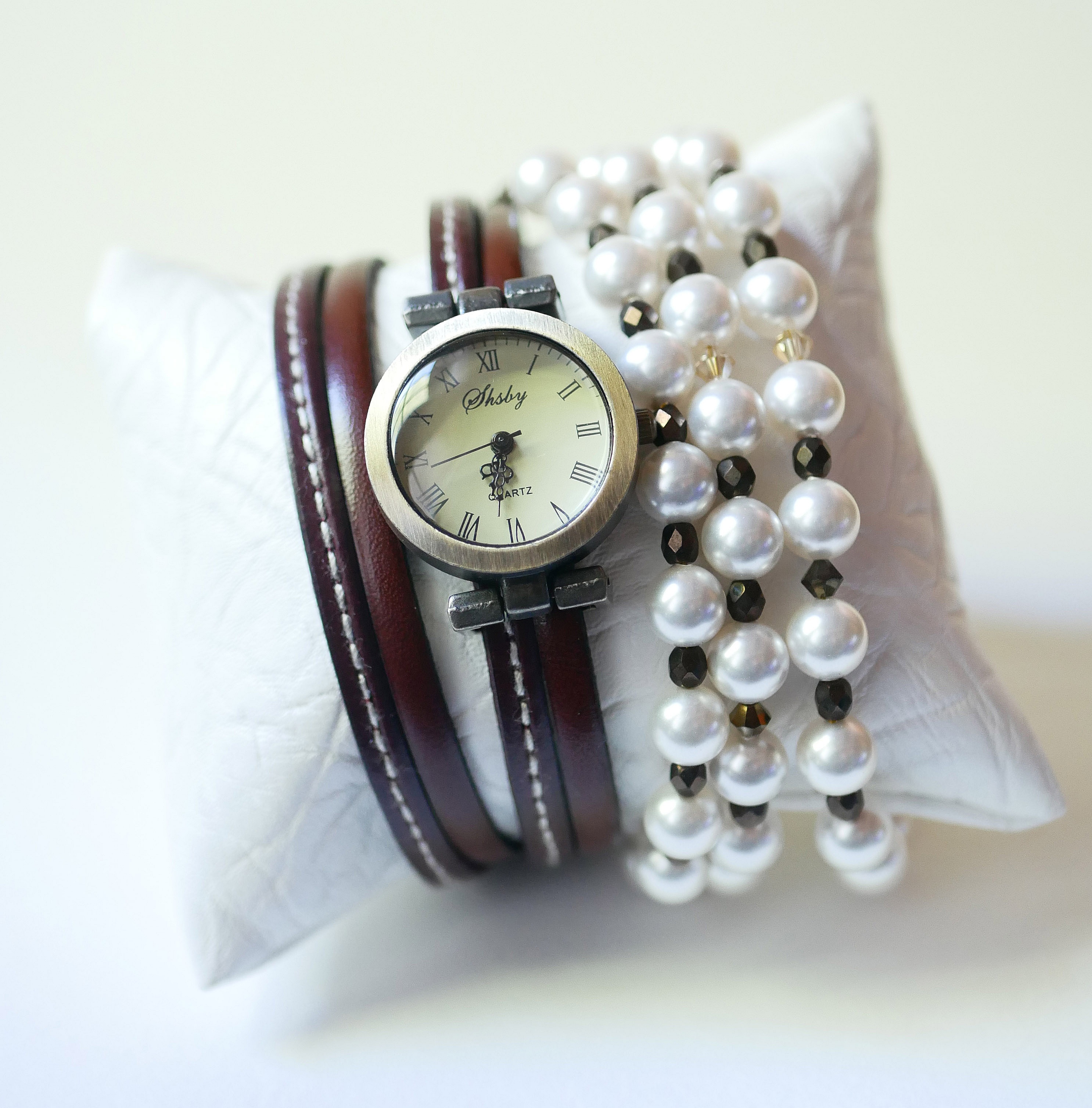 Dubbelklocka med brun l&auml;derduo med s&ouml;mmar f&ouml;r personlig anpassning