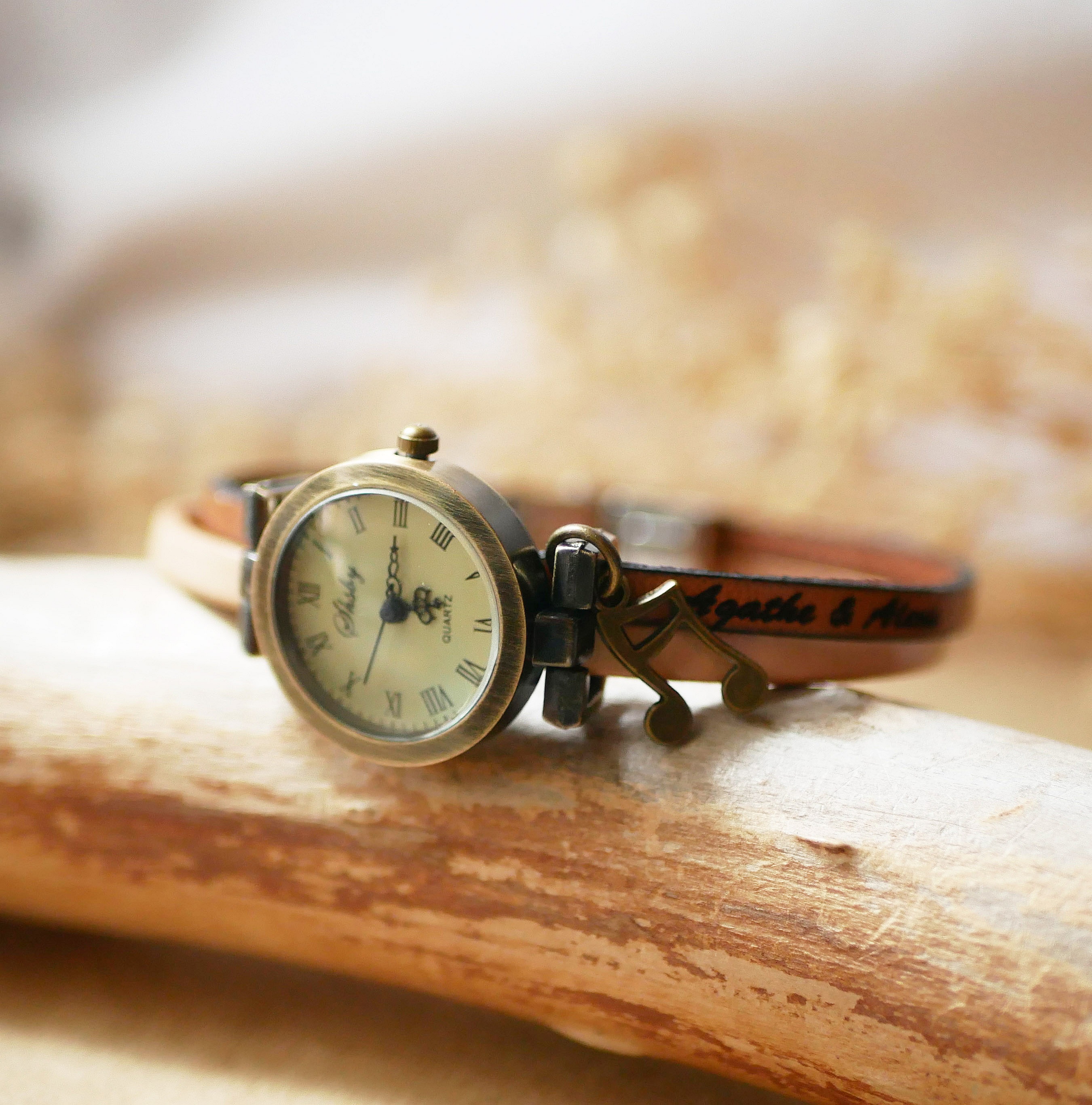 Duo-klocka i l&auml;der med valfri f&auml;rg och personlig gravyr