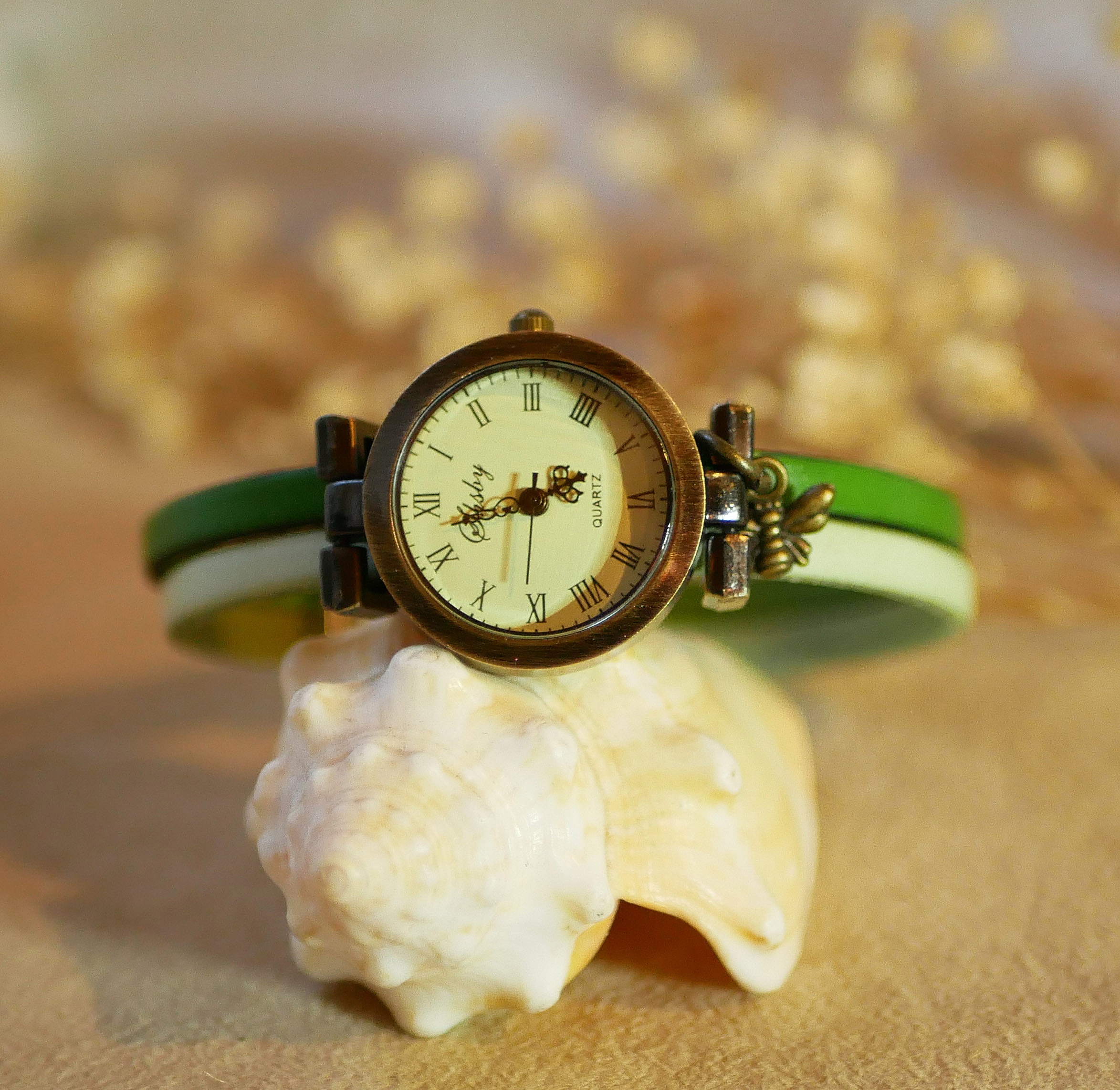 Duo-klocka i l&auml;der med valfri f&auml;rg och personlig gravyr