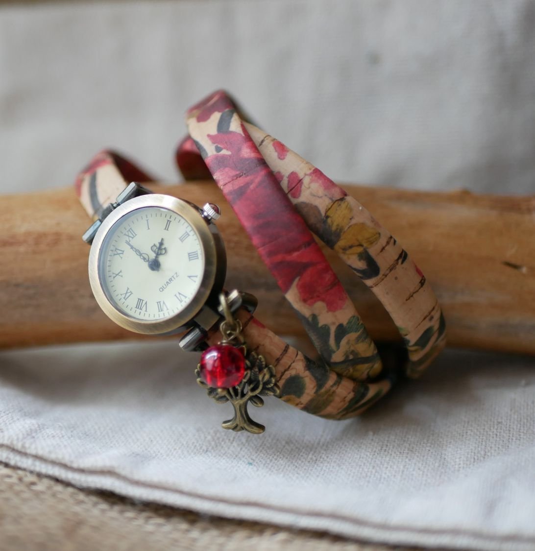 Blommig kork armband klocka 3 vändor med röd pärla charm 