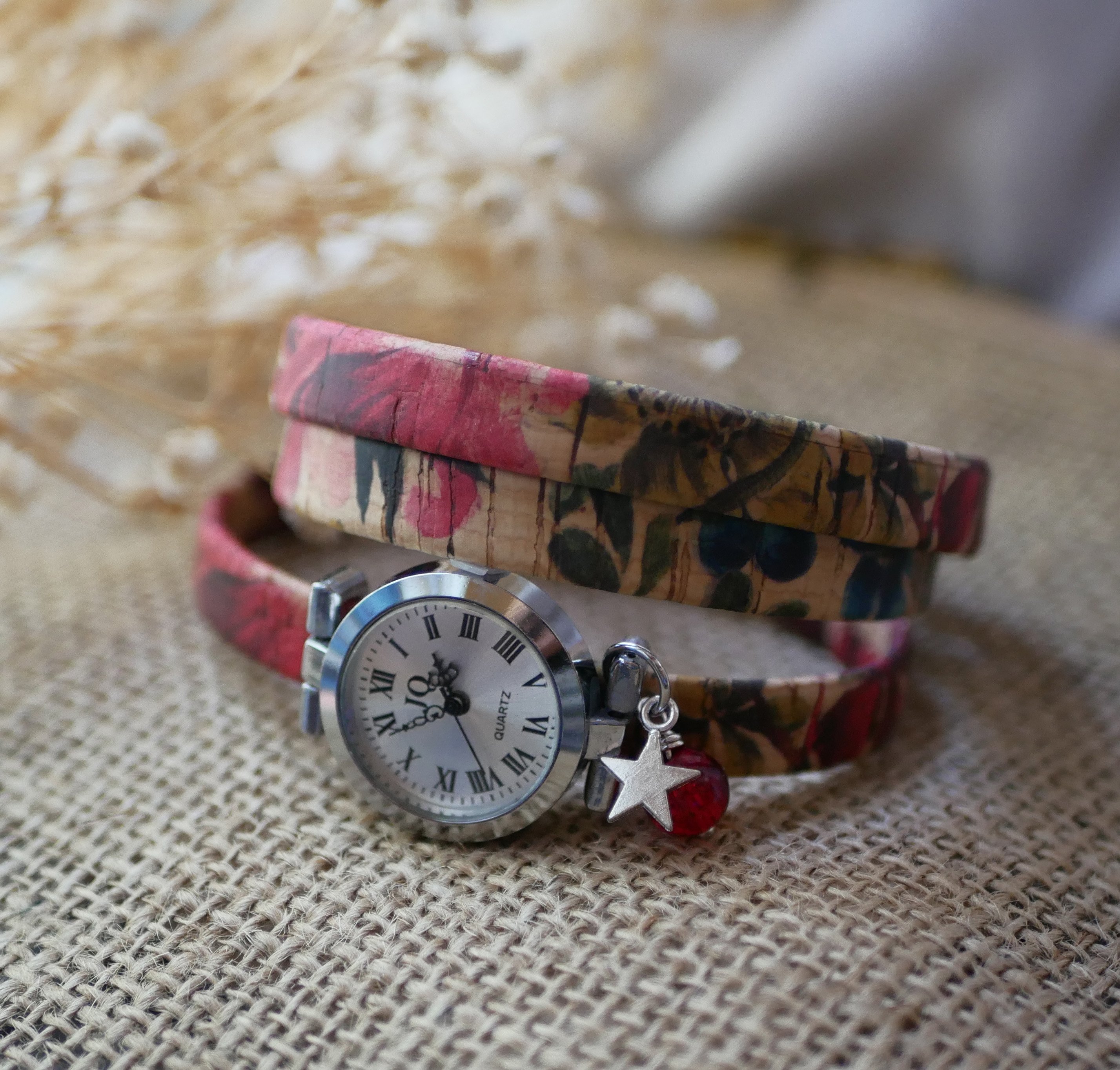 Blommig kork armband klocka med röd pärla charm 