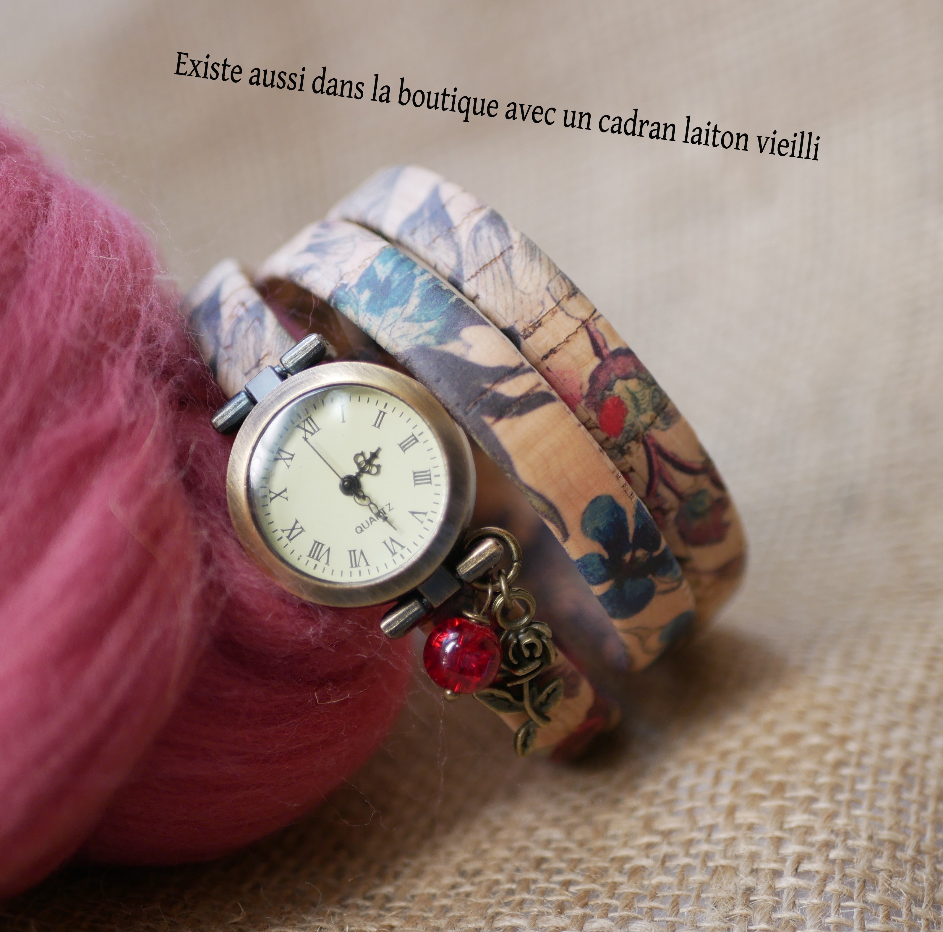Blommig kork armband klocka med röd pärla charm 