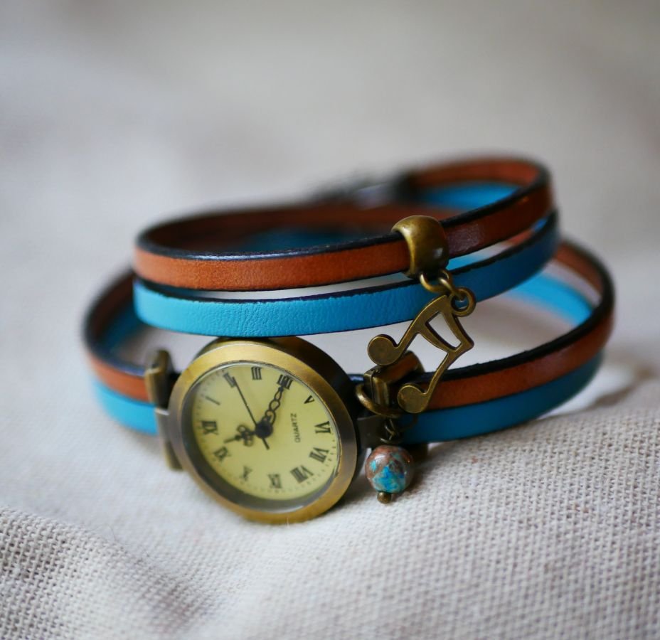 Anpassningsbart armbandsur i läder med dubbel vridning och hängsmycke