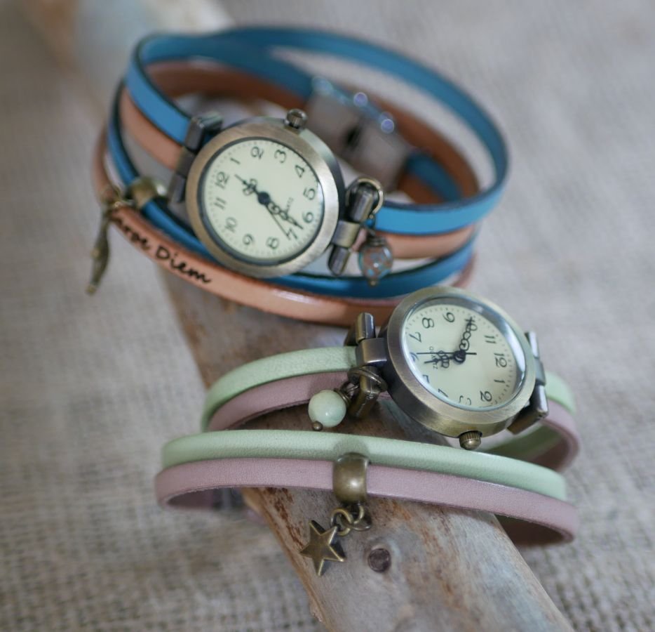 Anpassningsbart armbandsur i läder med dubbel vridning och hängsmycke
