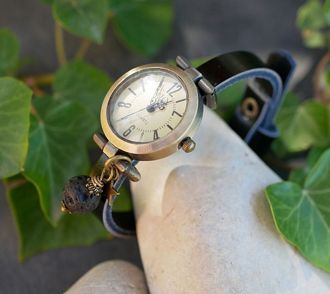 Klocka med lava sten charm och l&auml;derband efter eget val