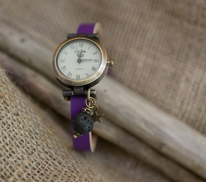 Klocka med lava sten charm och l&auml;derband efter eget val