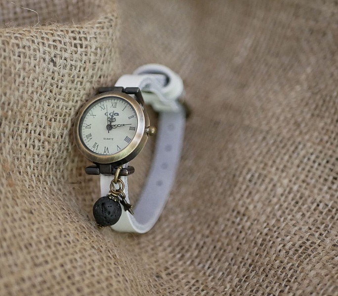 Klocka med lava sten charm och l&auml;derband efter eget val