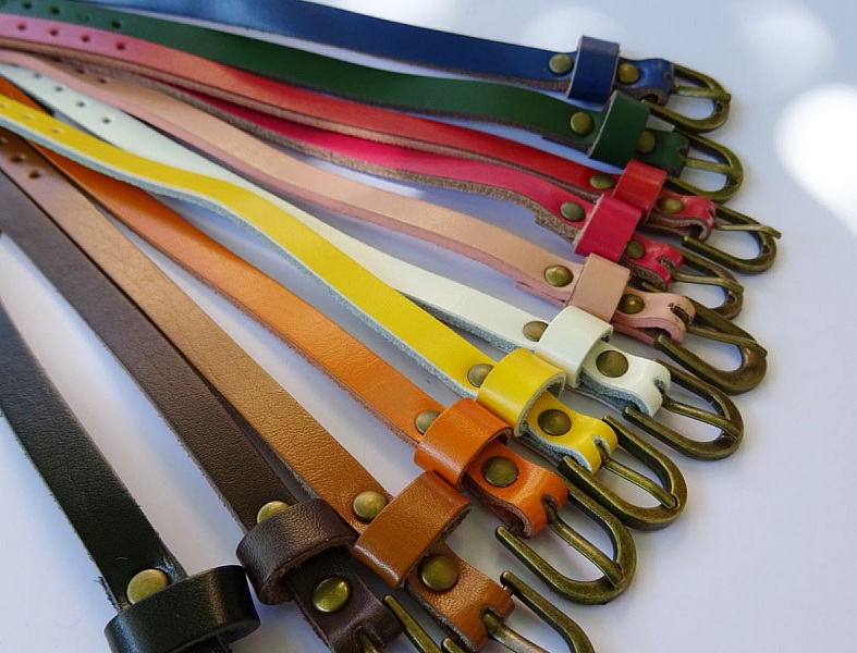 Klocka med lava sten charm och l&auml;derband efter eget val