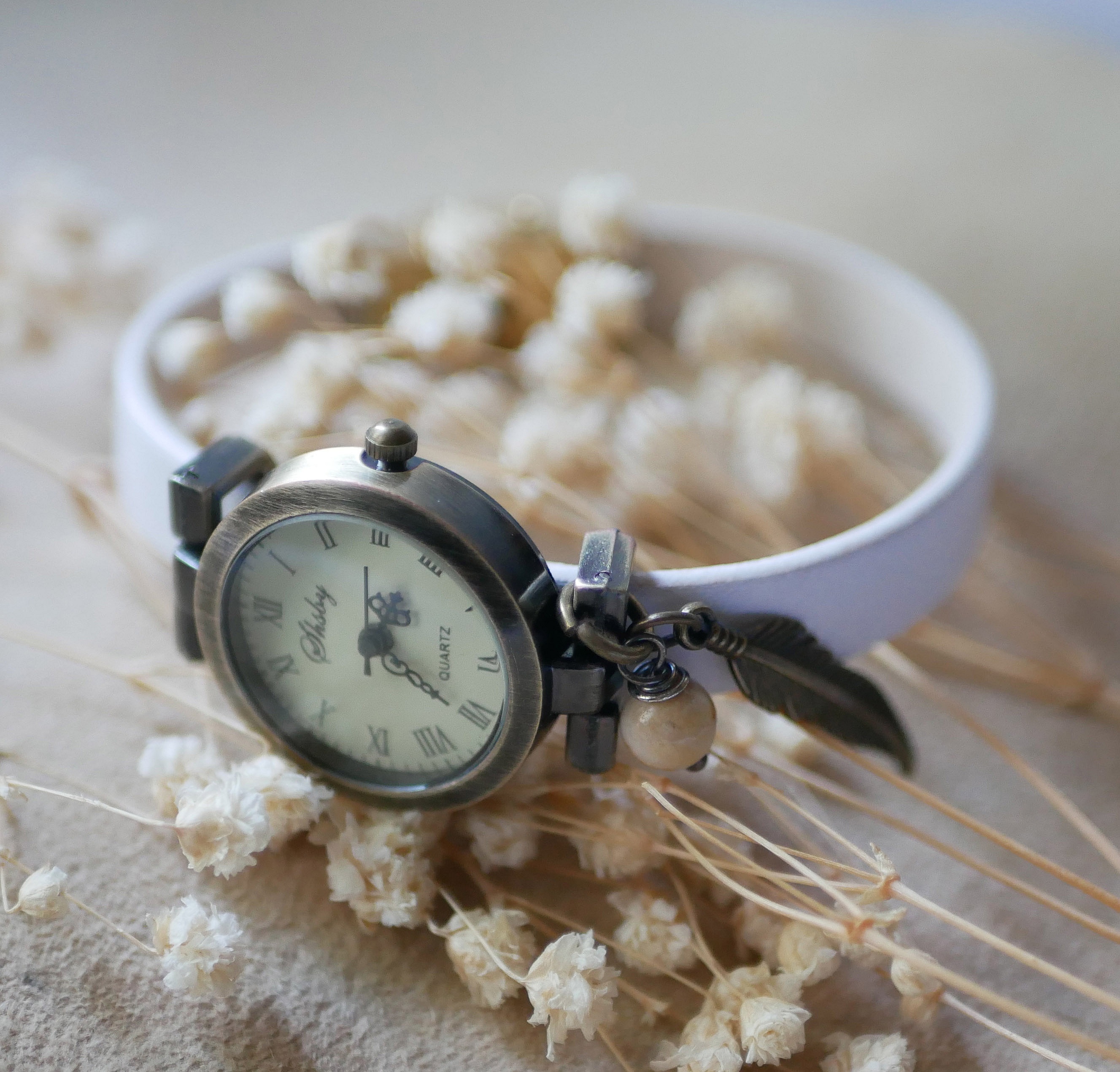 Klocka med bronsf&auml;rgad urtavla och anpassningsbart l&auml;derband