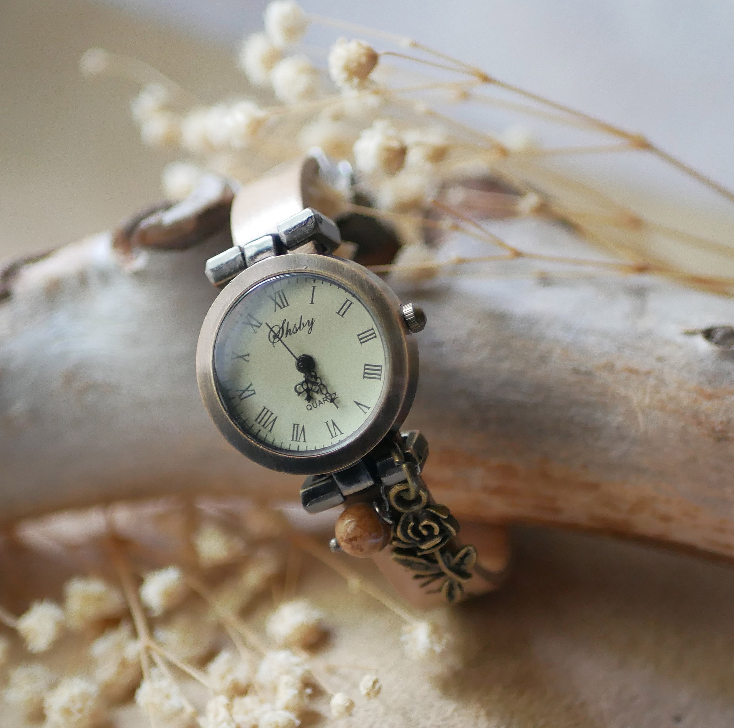 Klocka med bronsf&auml;rgad urtavla och anpassningsbart l&auml;derband