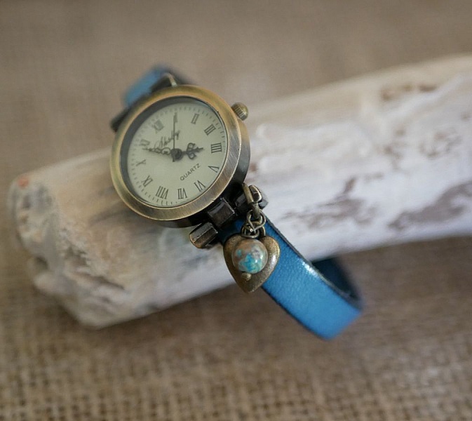 Klocka med bronsf&auml;rgad urtavla och anpassningsbart l&auml;derband