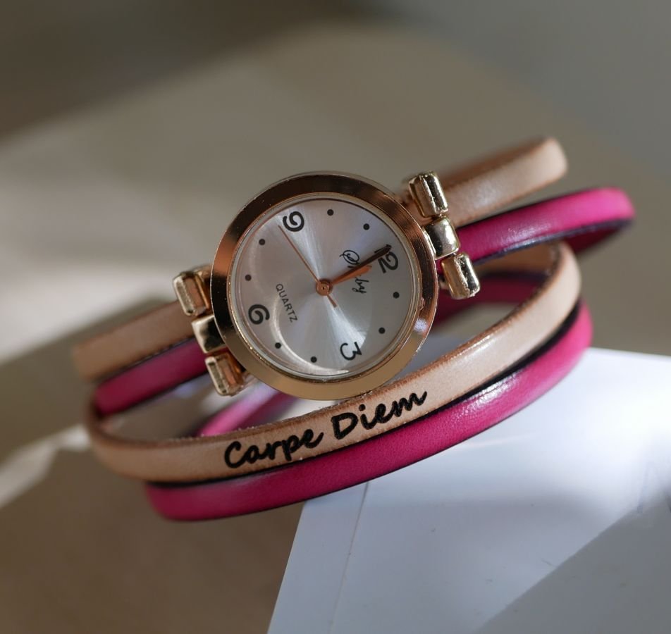 Klocka med rosa guldurtavla och dubbelt armband för personlig anpassning