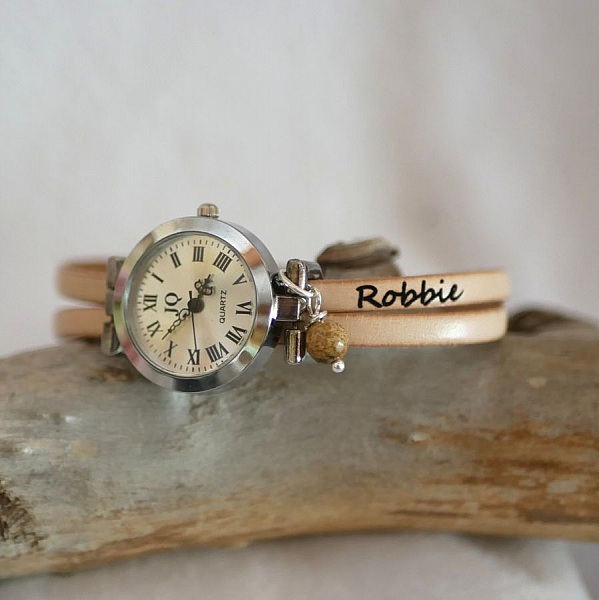 Anpassningsbar och f&auml;rgglad smyckesklocka i l&auml;der f&ouml;r kvinnor