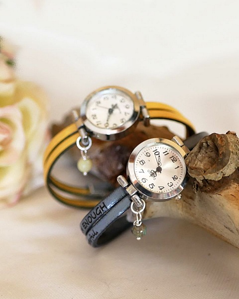 Anpassningsbar och f&auml;rgglad smyckesklocka i l&auml;der f&ouml;r kvinnor