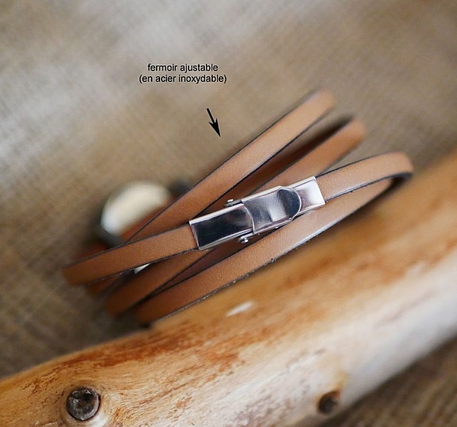 Dam- eller flickklocka med valfritt l&auml;derband med flera v&auml;ndningar.