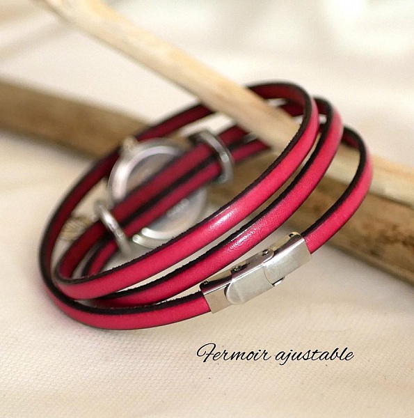 Klockan kan anpassas med ett l&auml;derband, 3 varv, silverf&auml;rgad urtavla med h&auml;nge. 