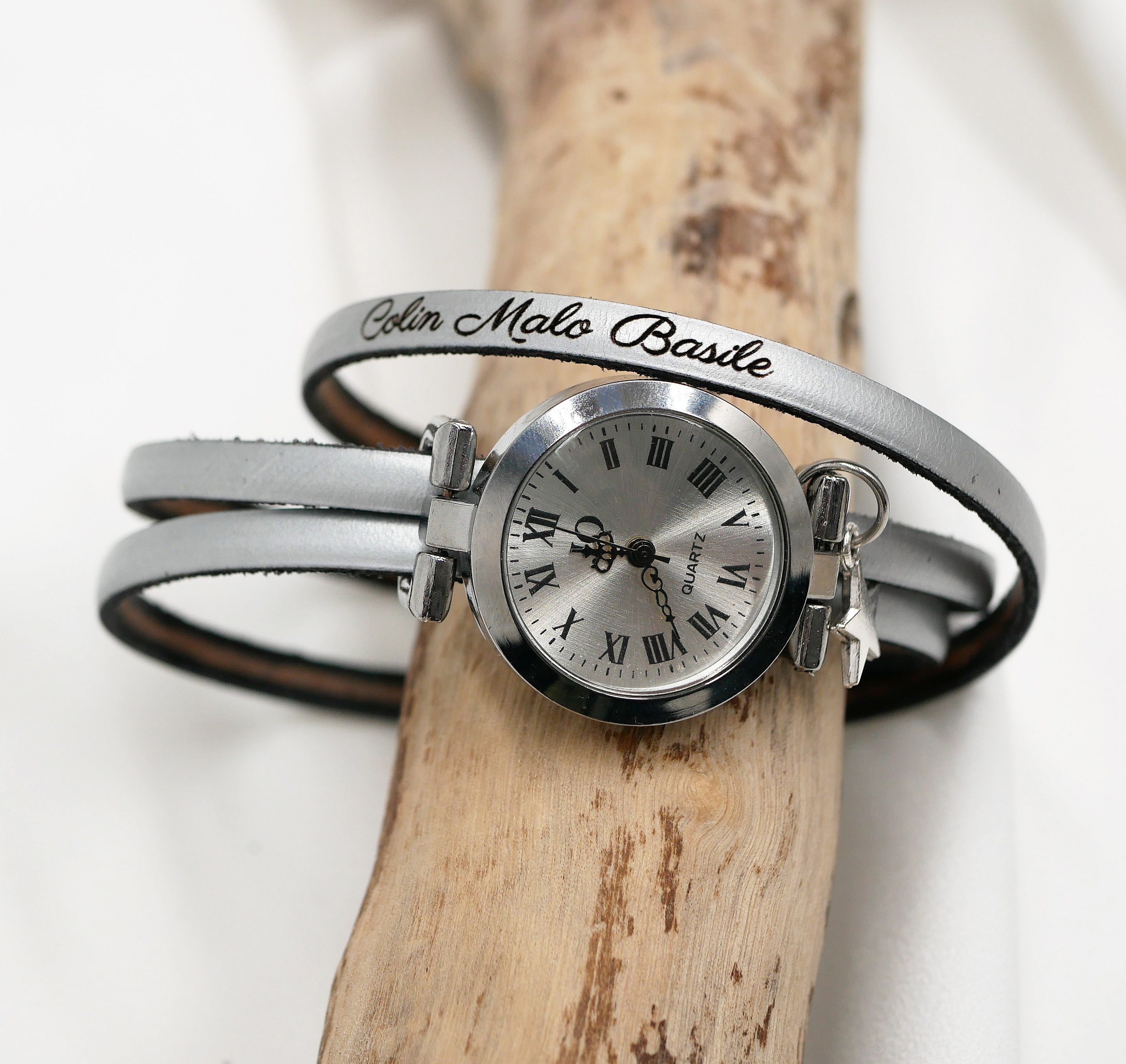 Klockan kan anpassas med ett l&auml;derband, 3 varv, silverf&auml;rgad urtavla med h&auml;nge. 