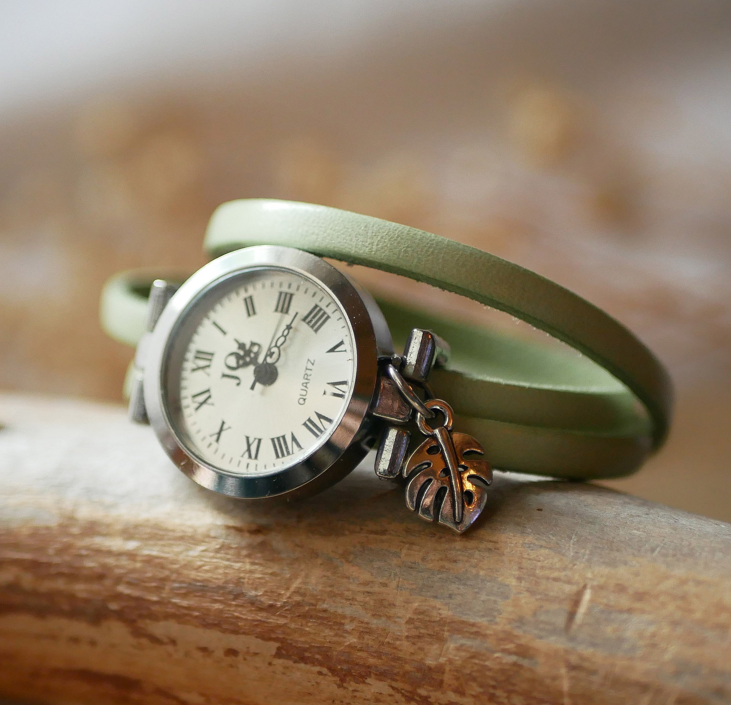 Klockan kan anpassas med ett l&auml;derband, 3 varv, silverf&auml;rgad urtavla med h&auml;nge. 