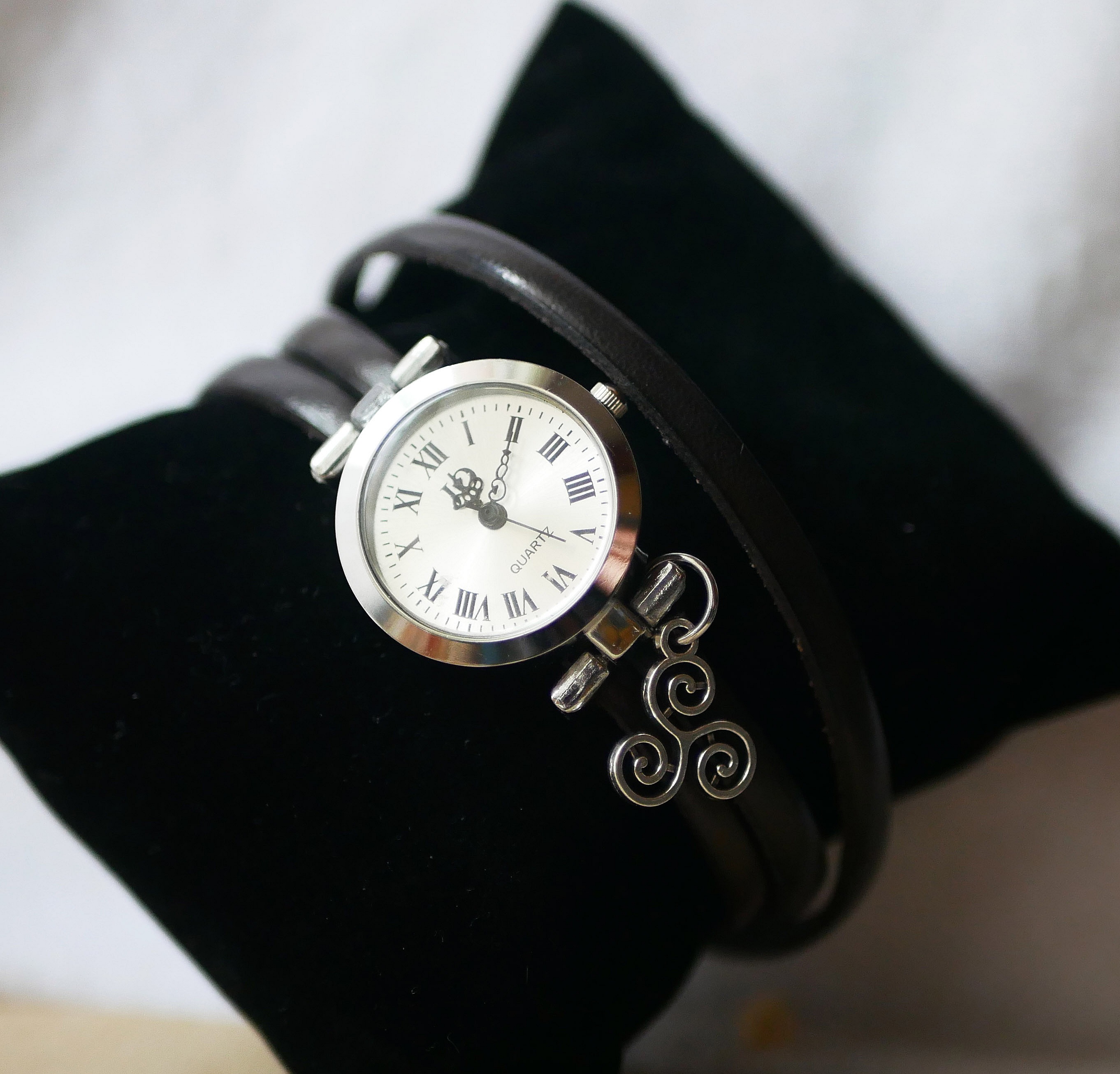 Klockan kan anpassas med ett l&auml;derband, 3 varv, silverf&auml;rgad urtavla med h&auml;nge. 