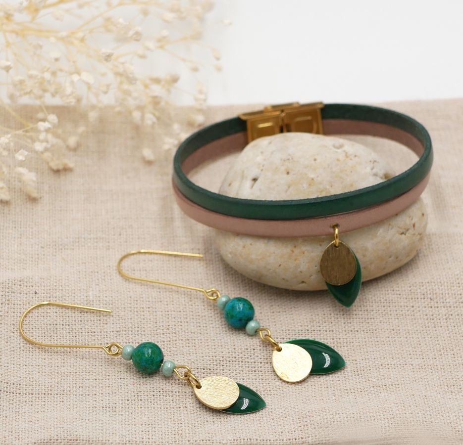 Set med örhängen och läderarmband med gran gröna paljetter