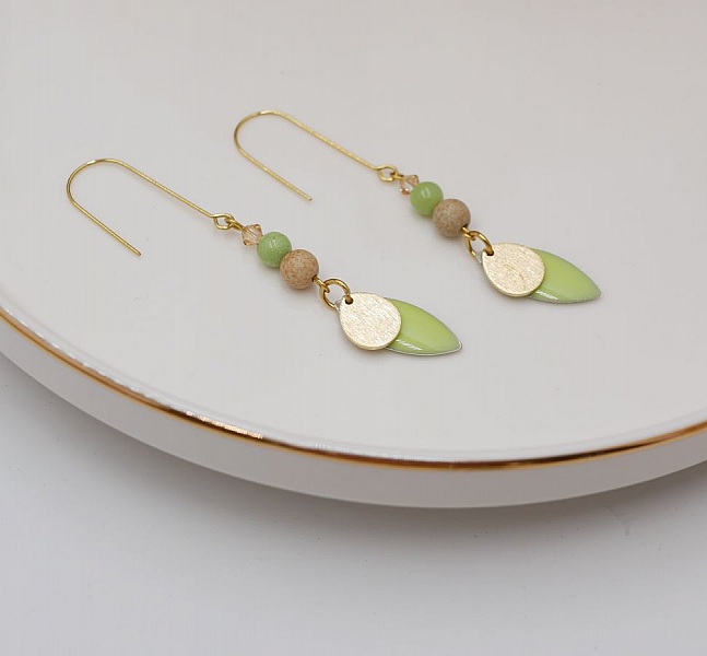 Set med &ouml;rh&auml;ngen och l&auml;derarmband med mandelgr&ouml;na paljetter