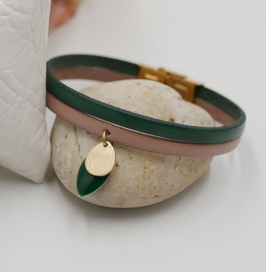 Set med örhängen och läderarmband med gran gröna paljetter