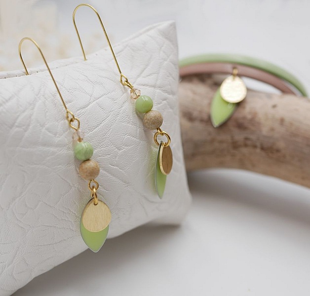 Set med &ouml;rh&auml;ngen och l&auml;derarmband med mandelgr&ouml;na paljetter