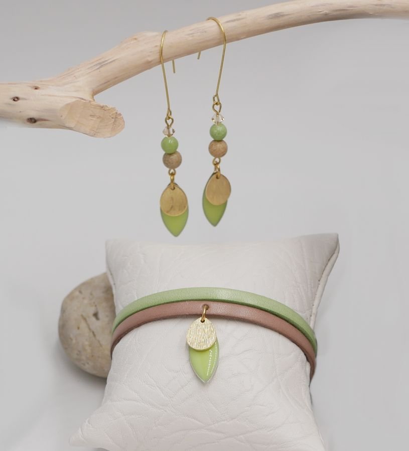 Set med örhängen och läderarmband med mandelgröna paljetter